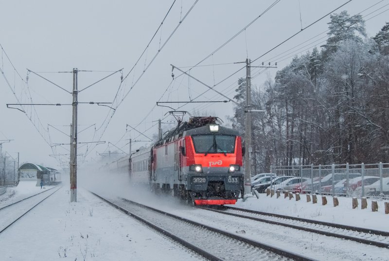 Пассажирский поезд эп20