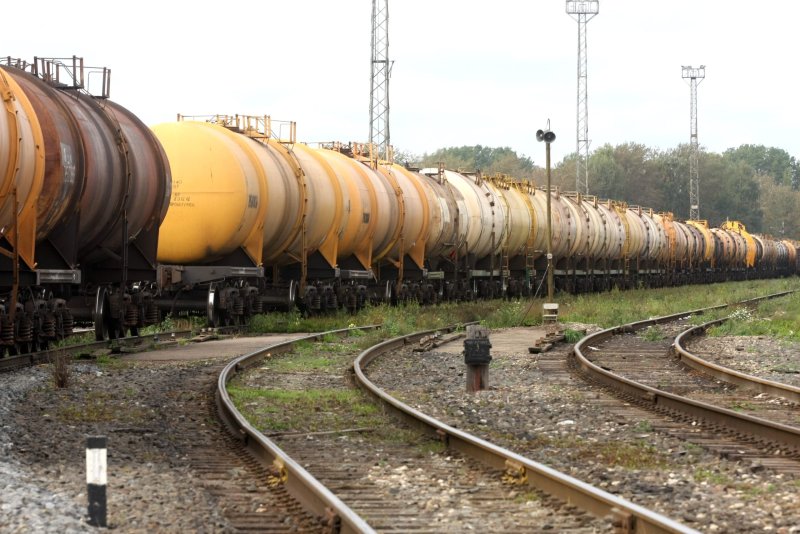 Товарный поезд с цистернами
