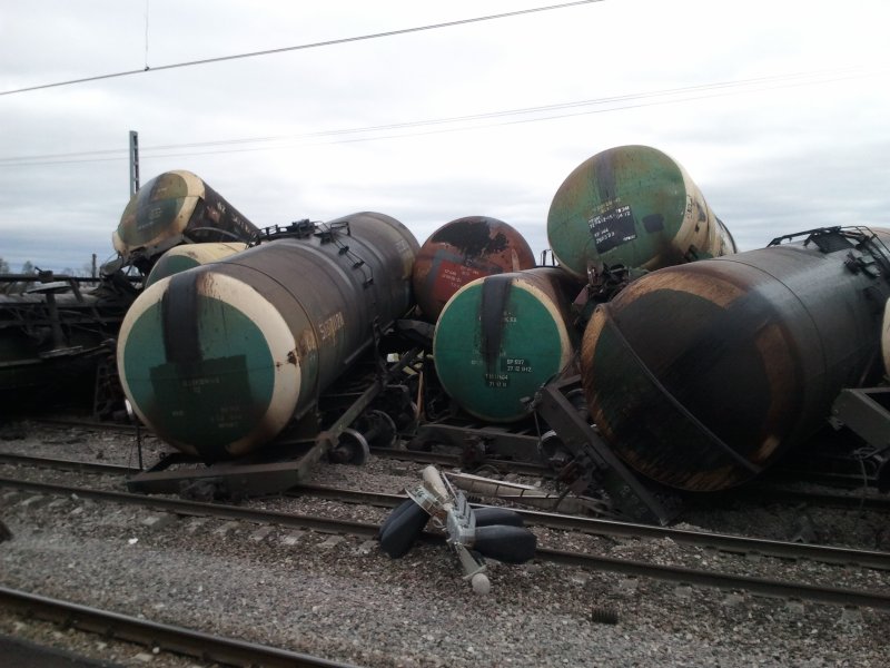 Сход нефтебензиновых вагонов цистерн
