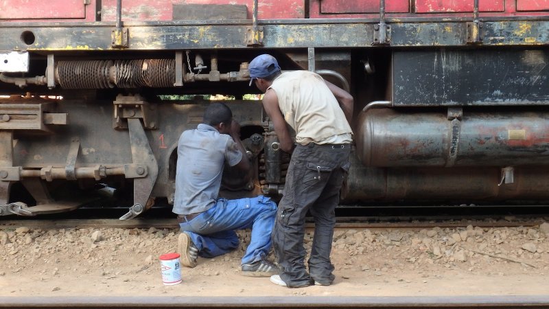 Чинят поезд