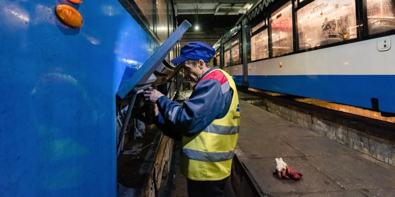 Подсобный рабочий в трамвайное депо