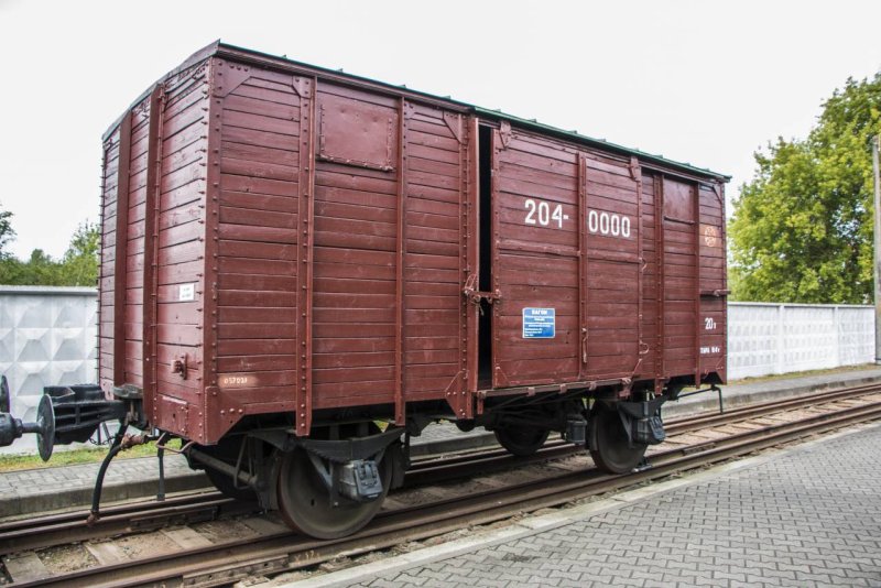 Крытый двухосный грузовой вагон