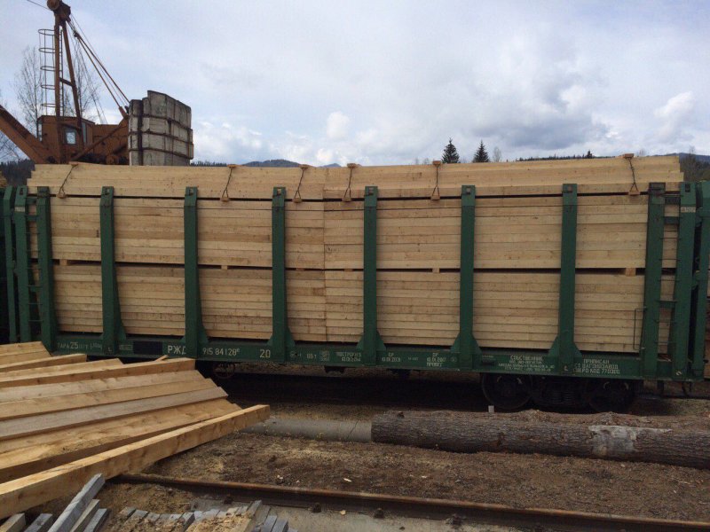 Вагон с пиломатериалом
