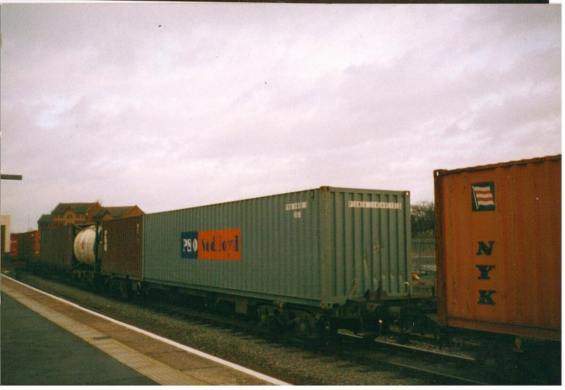 Грузовик перевозит вагон