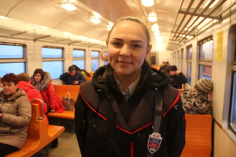 Полицейский с собакой в метро