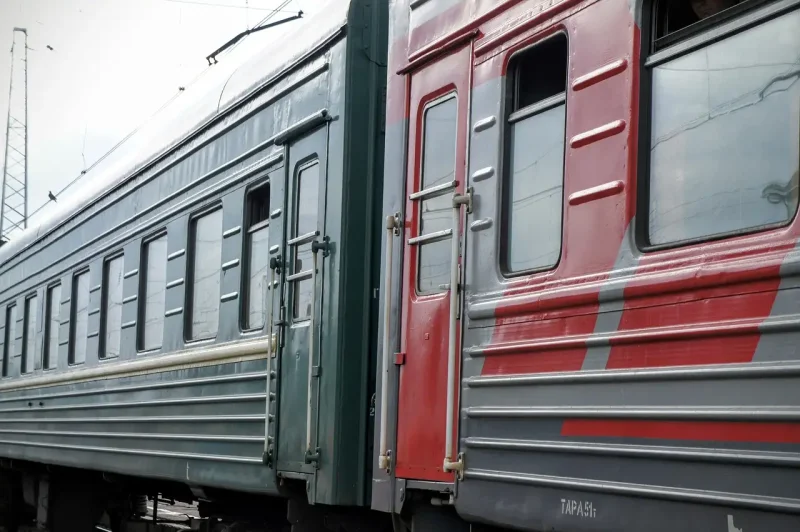 Пассажирский поезд снаружи