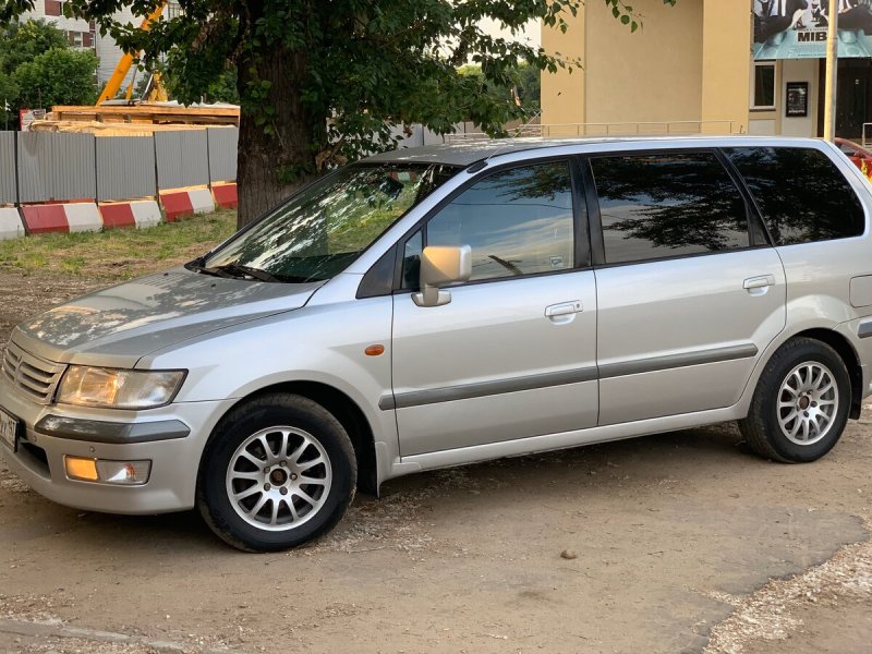 Митсубиси Space Wagon 2001