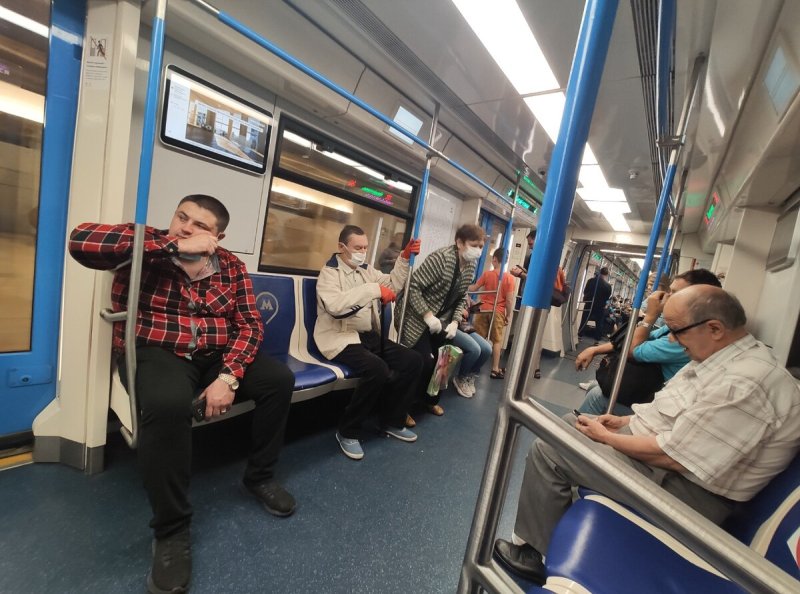Люди в вагоне метро