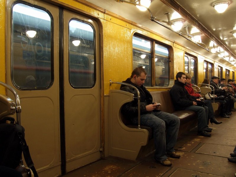 Толпа в вагоне метро