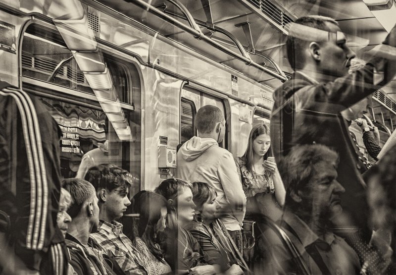Люди в вагоне метро