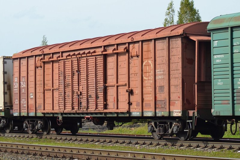 Крытый четырехосный грузовой вагон
