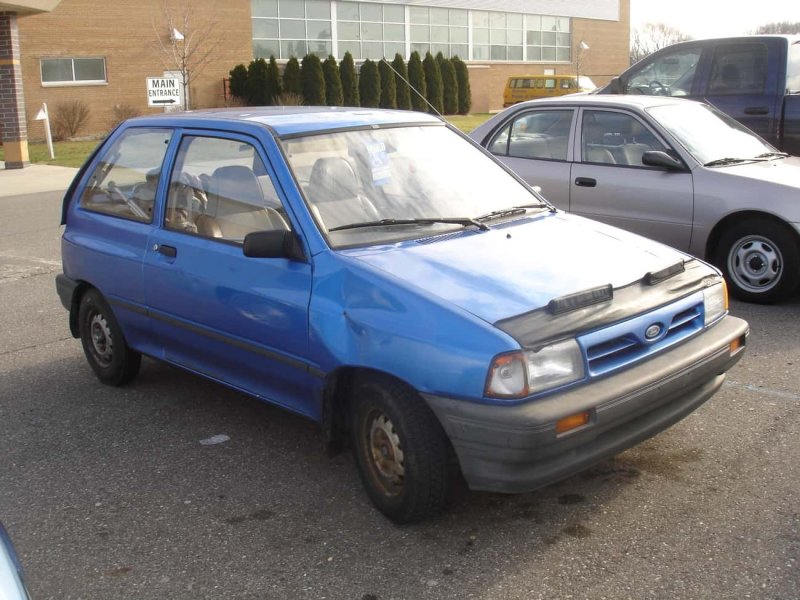 Ford Festiva белый фон