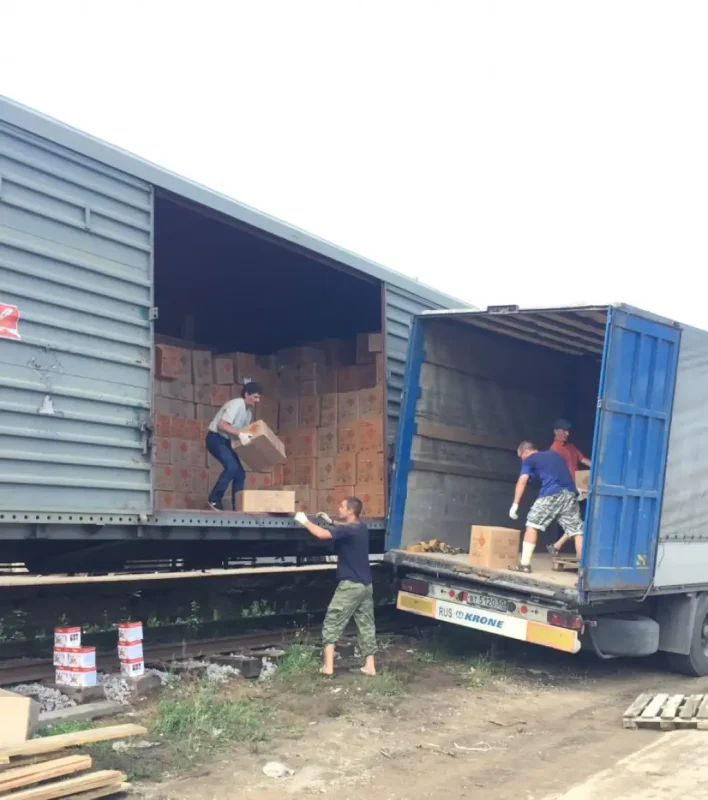 Разгрузка крытых вагонов