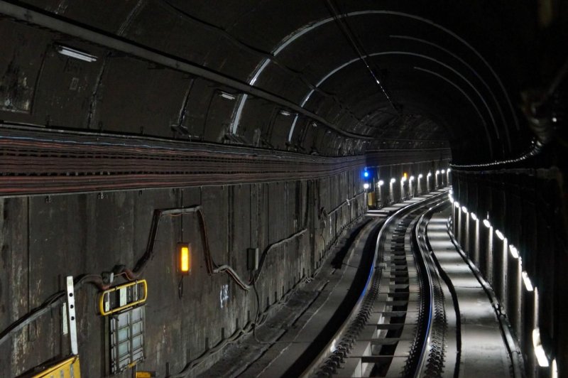 Поезд изнутри в туннеле