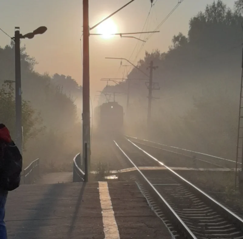 Девушка опоздала на поезд