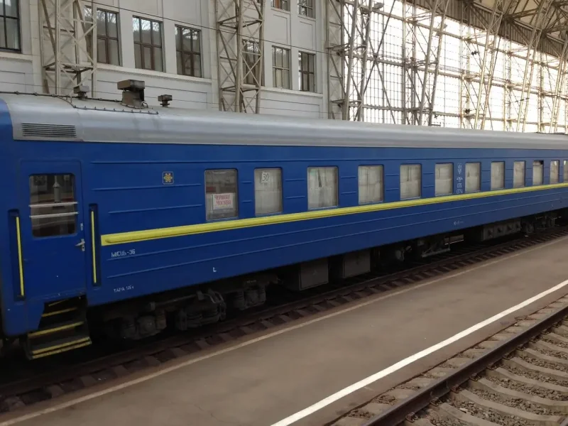 Вагон поезда янтарь сбоку