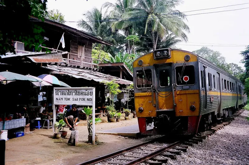 Железнодорожный рынок Меклонг (Maeklong Railway Market)