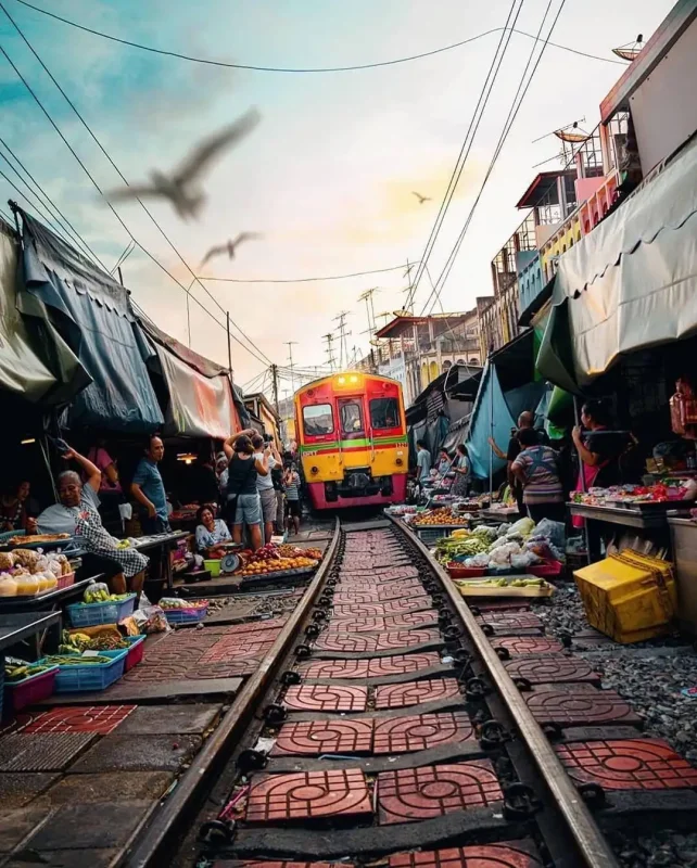 Железнодорожный рынок Меклонг (Maeklong Railway Market)