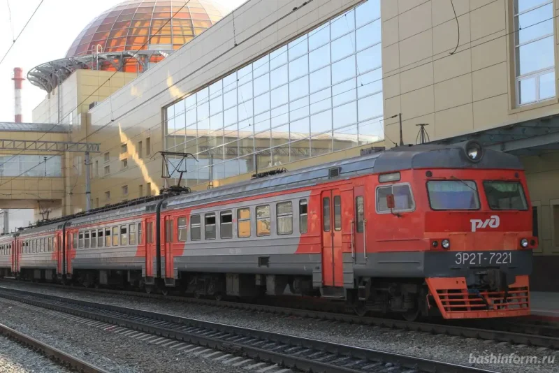Поезд новый Уренгой Москва