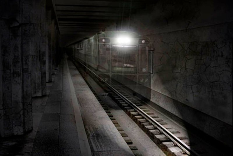 Призрак в метро арт