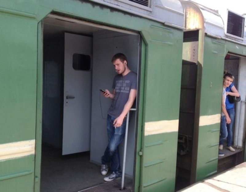 Тамбур вагона поезда