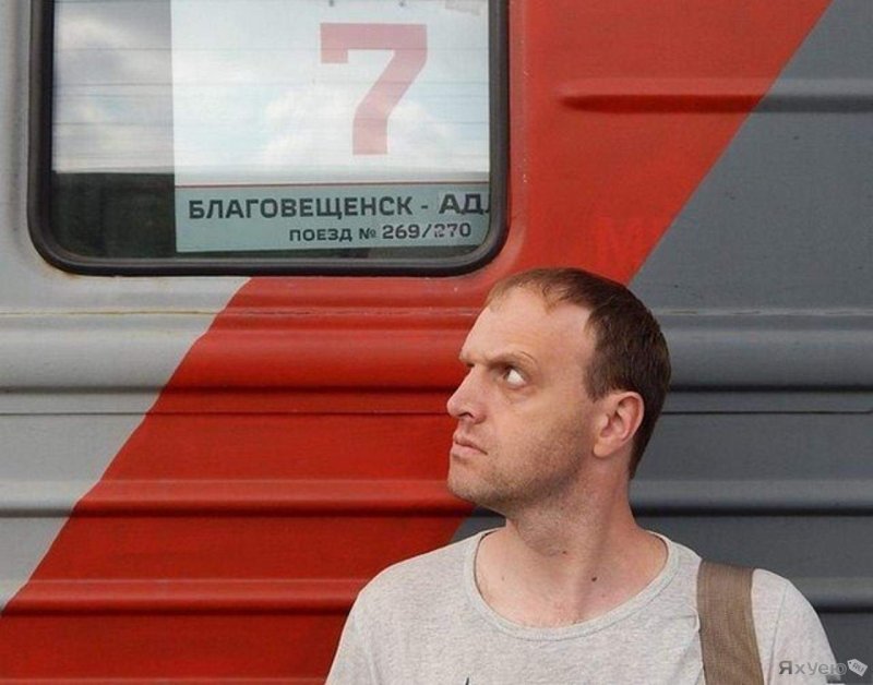 Бежит за поездом