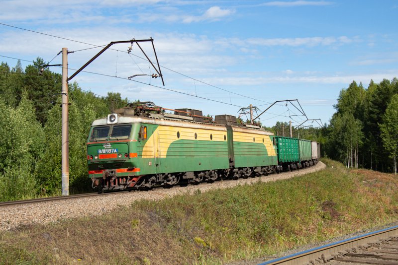 Локомотив поезд