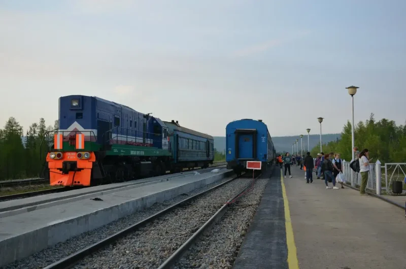 Поезд на перроне