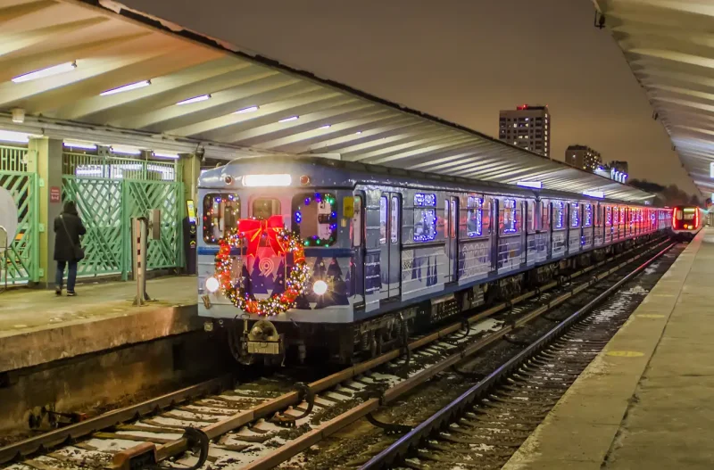 Метро новогодний поезд еж3
