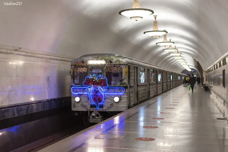 Новогодний поезд метро Москва 2020