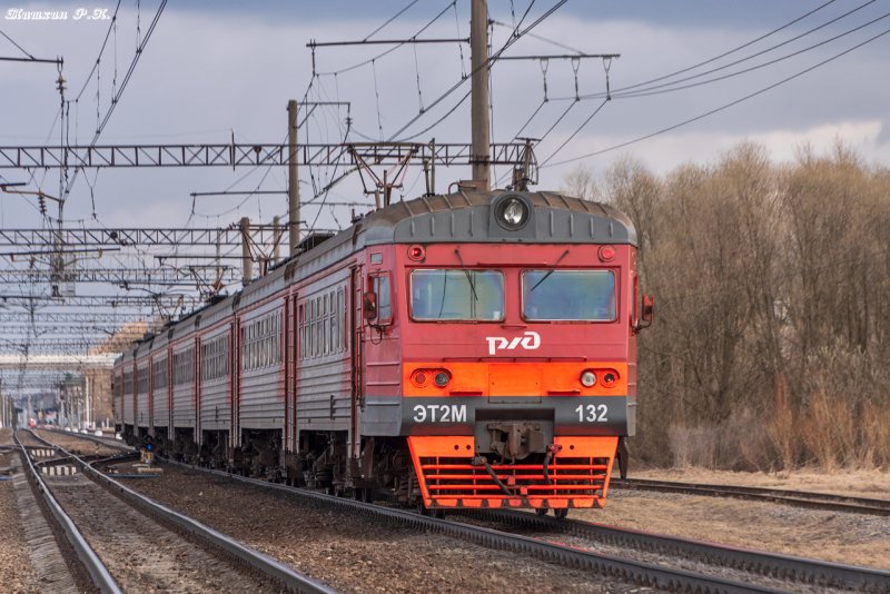 Пригородный поезд с электровозом