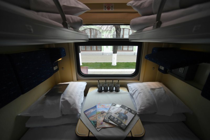 Фирменный поезд РЖД Волга