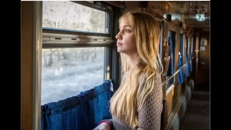 Девушка уезжает