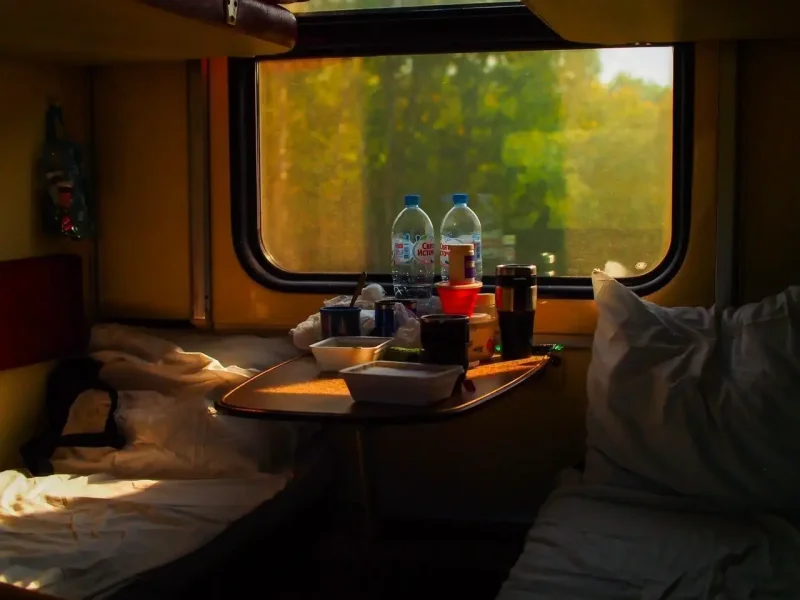 Окно в купе поезда