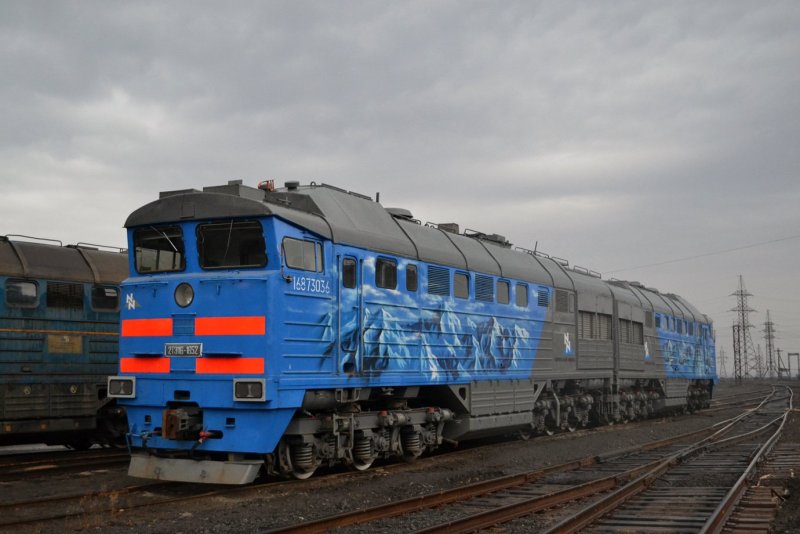 Маленький синий тепловоз