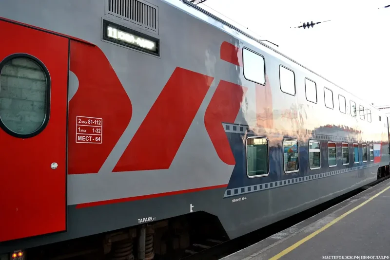 Двухэтажный поезд снаружи