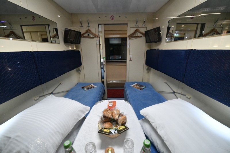 Фирменный поезд РЖД Волга