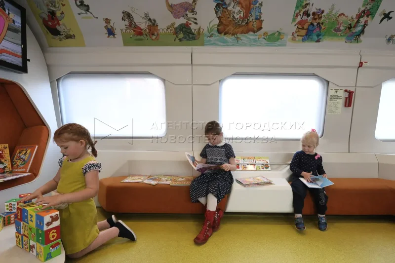 Двухэтажный поезд на Ленинградском вокзале