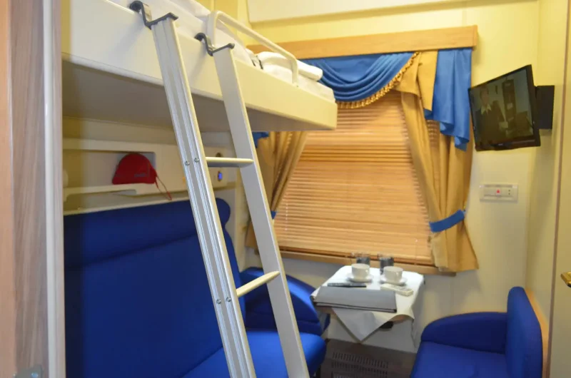 Поезд Вятка вагон Люкс