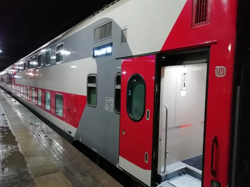 Фирменный пассажирский поезд Карелия 018а