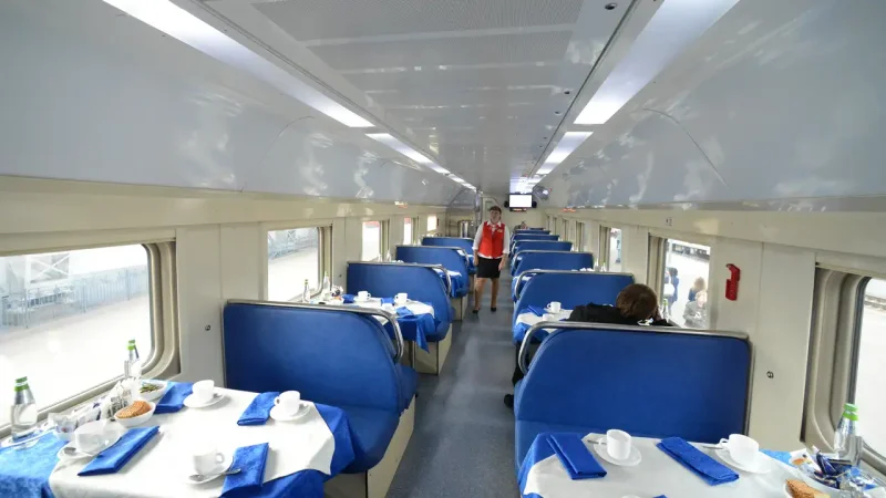 Коридор двухэтажного вагона РЖД купе