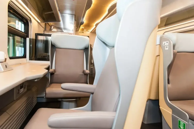 Салон двухэтажного поезда