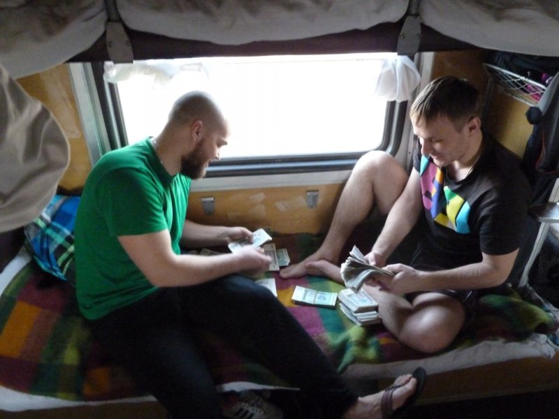 Девушка в вагоне поезда