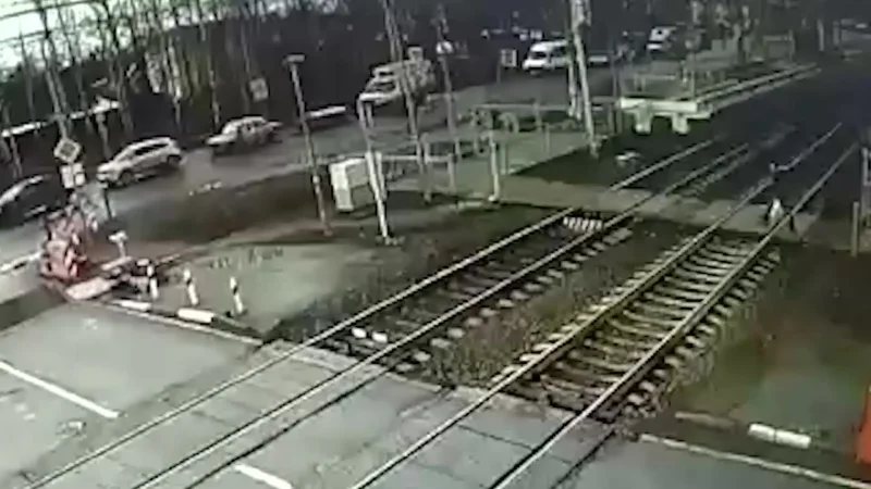 Сбили два мальчика поезд
