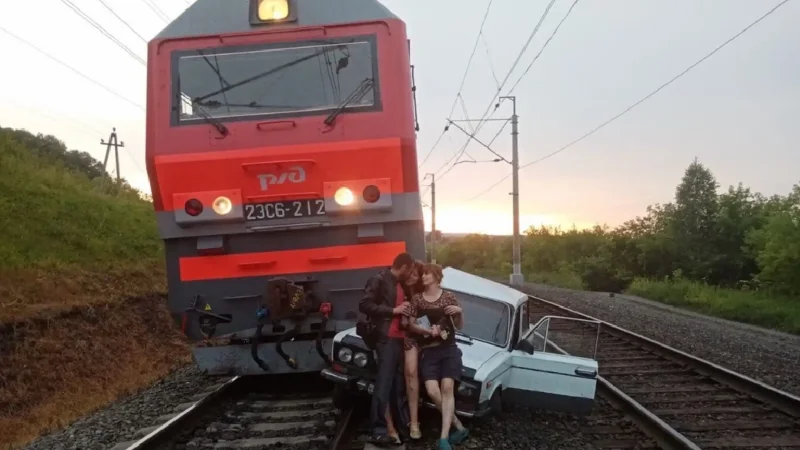 Поезд з бевает человека