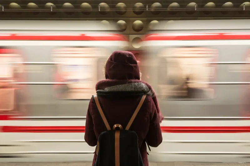 Люди в метро на перроне