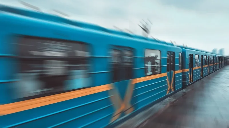 Проезжающий поезд