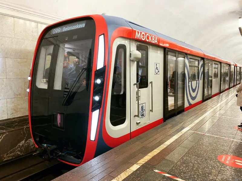 Поезд метро Москва 2020