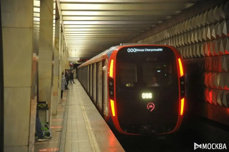 Метро новогодний поезд еж3