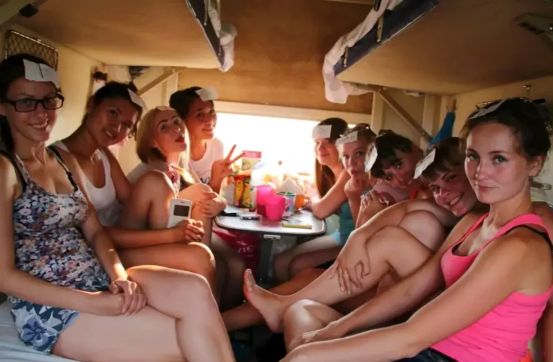 Девушки в поезде плацкарт